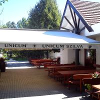 Napellenző sátras Tanyacsárda két épület között-arnyekolas-solart-50
